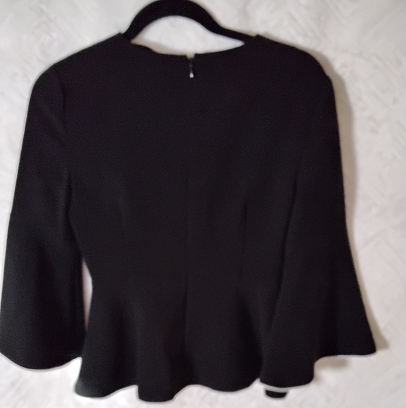 Rachel Zoe Apollo Bell Sleeve top size 4, black with white ends around the edges - Picture 3 of 4